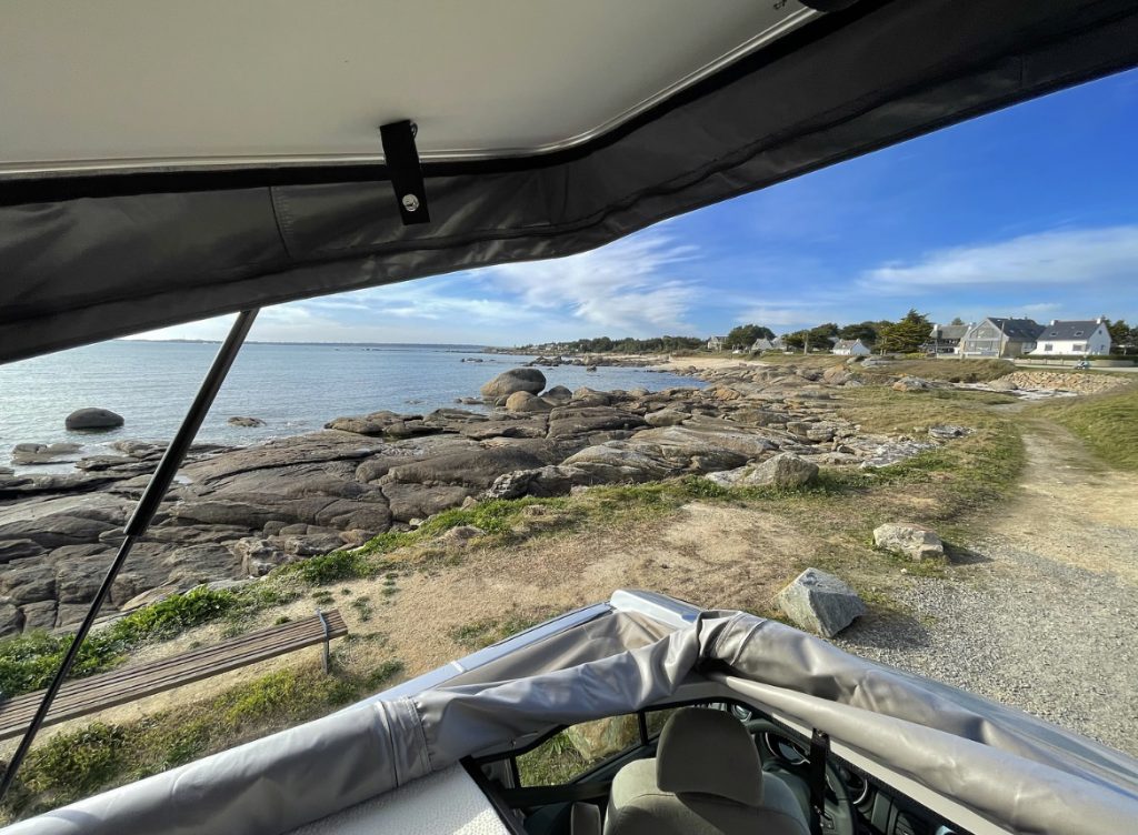 Toit relevable extra-plat avec ouverture panoramique du van amenage HorizonVan
