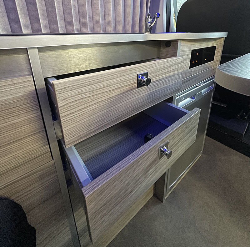 Mobilier de qualité sur fourgon aménagé Renault Trafic