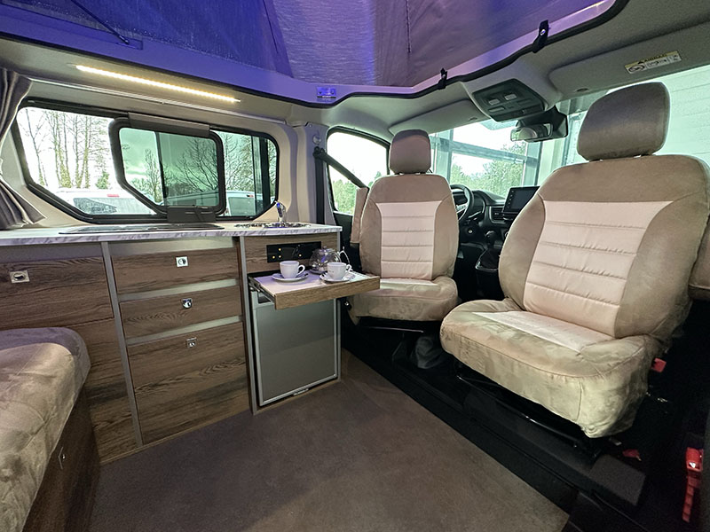 Carré de vie avec mobilier personnalisé pour van aménagé