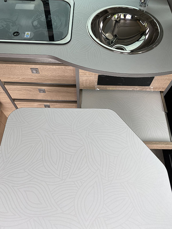 Plan de travail finition nacre avec mobilier chêne dans HorizonVan Glénan