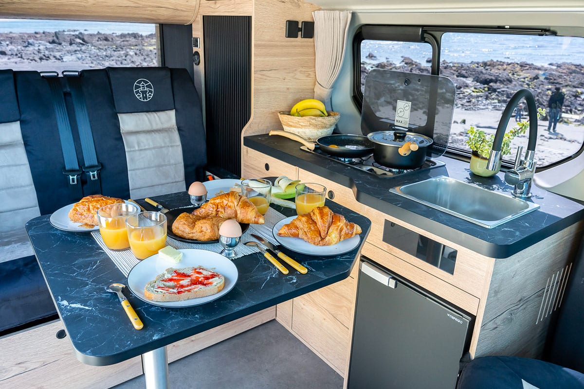 repas-pour-4-fourgon-amenage-renault-trafic-HorizonVan