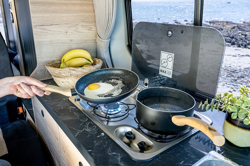 van-amenage-HorizonVan_deux-grands-feux-gaz_cuisine-vanlife_bretagne