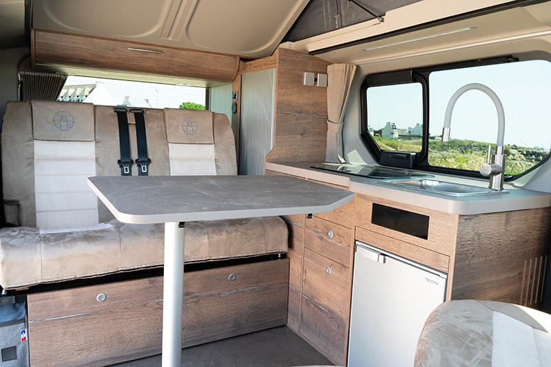 van-amenage-personnalisable-HorizonVan-porteur-Renault-trafic-pour-4-personnes