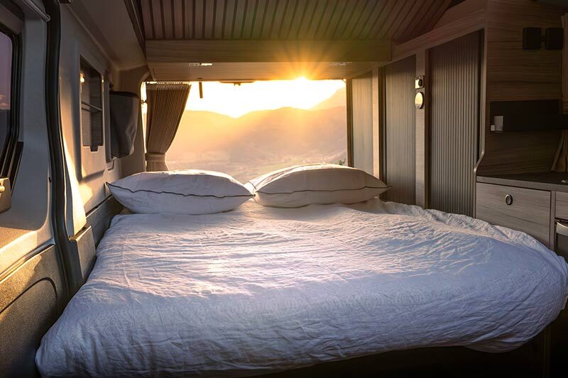 banquette-coulissante-convertible-lit-spacieux-fourgon-amenage-long-renault-trafic-L2-HorizonVan