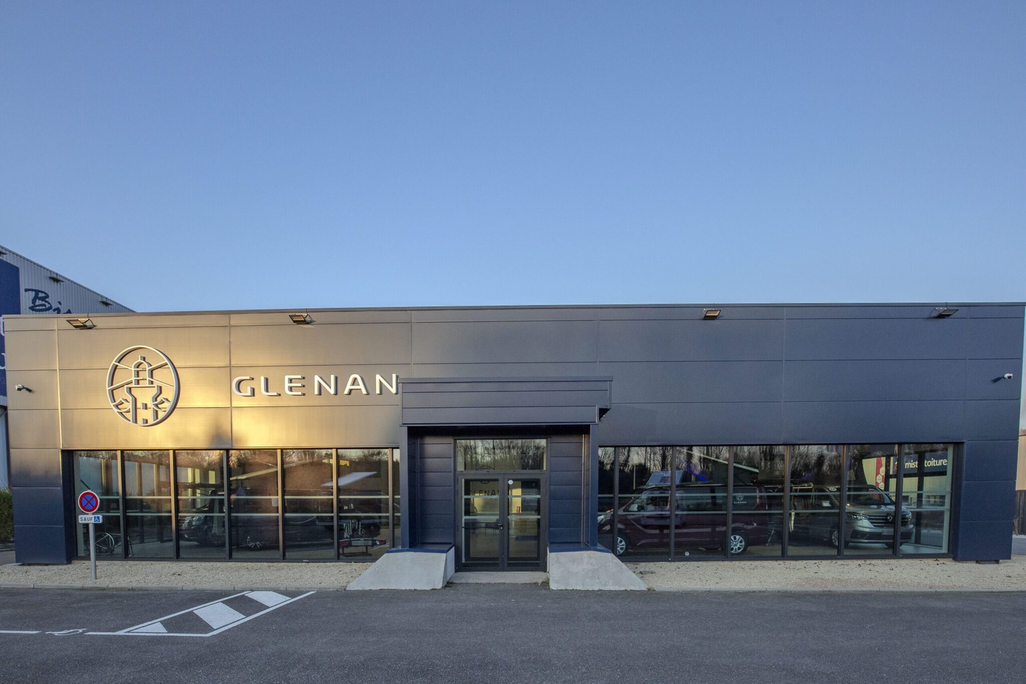 Façade du nouveau showroom Glénan Concept Cars à Saint Evarzec