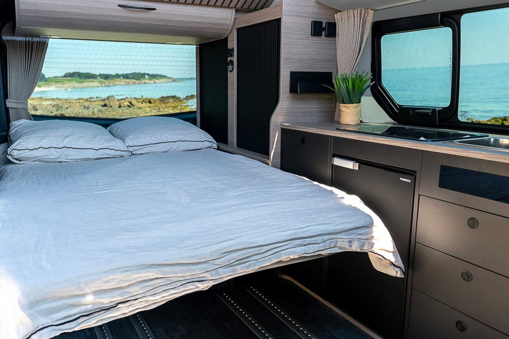 Banquette convertible de l'HorizonVan Black Serie - Van aménage